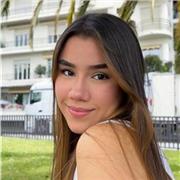 professeur particulier qui donne des cours pour apprendre une nouvelle langue facilement